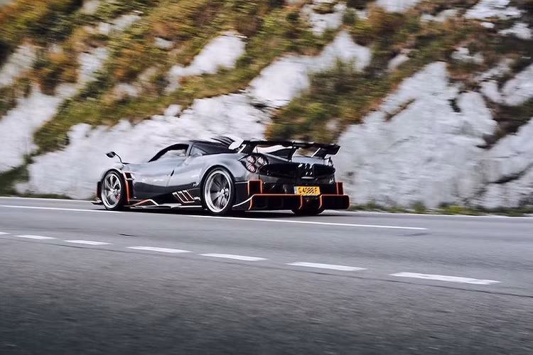 Tuy nhiên chủ hãng độ TopCar sẽ không phải là người duy nhất sở hữu mẫu hypercar đặc biệt này, khi Pagani dự định sẽ sản xuất 4 chiếc Imola nữa. 