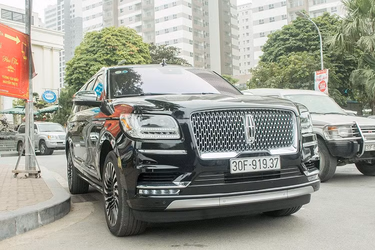 Lincoln hiện là thương hiệu được sở hữu bởi Ford Motor và hãng xe này đang tiếp tục phát triển những tinh hoa của các dòng xe và Lincoln Navigator 2019 - Một mẫu xe điển hình để tạo ra cuộc đua "song mã" với Cadillac Escalade. Phiên bản hiếm gặp Lincoln Navigator 2019 Black Label sở hữu ngoại thất vuông vức góc cạnh nhưng không hề dữ dằn mà mang những nét sang trọng, phù hợp với những ông chủ đích thực.