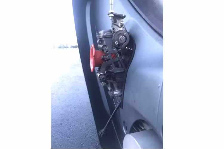 Đến phần quan trọng nhất và cũng là đáng chú ý nhất của chiếc xe Honda Wave độ khủng này đó chính là khối động cơ Daytona 190cc kết hợp cùng bình xăng FCR họng 28 cho sức mạnh hết sức ấn tượng.