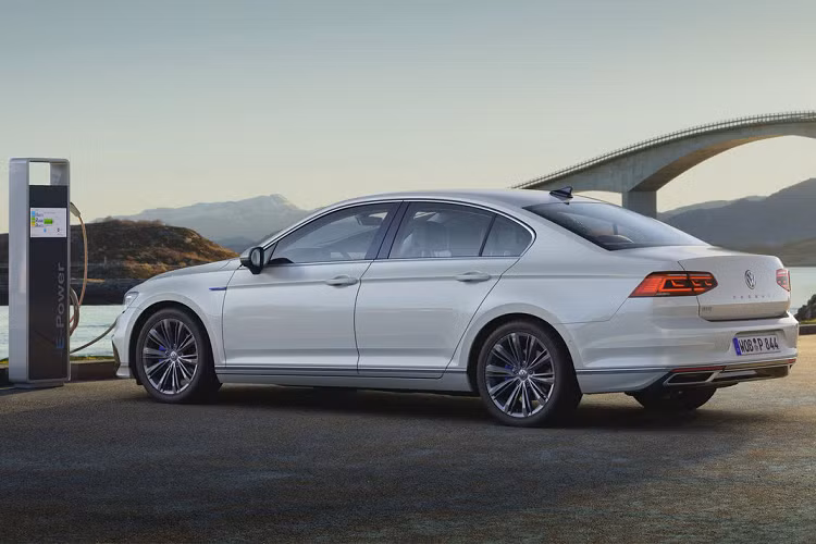 Volkswagen Passat 2020 châu Âu sẽ được trưng bày tại triển lãm ôtô Geneva 2019 vào tháng 3 tới, với đầy đủ 2 dạng thân xe sedan và wagon. Sau đó, xe sẽ được bán ra thị trường kể từ mùa hè này. Giá bán Volkswagen Passat 2020 cụ thể chưa được công bố.