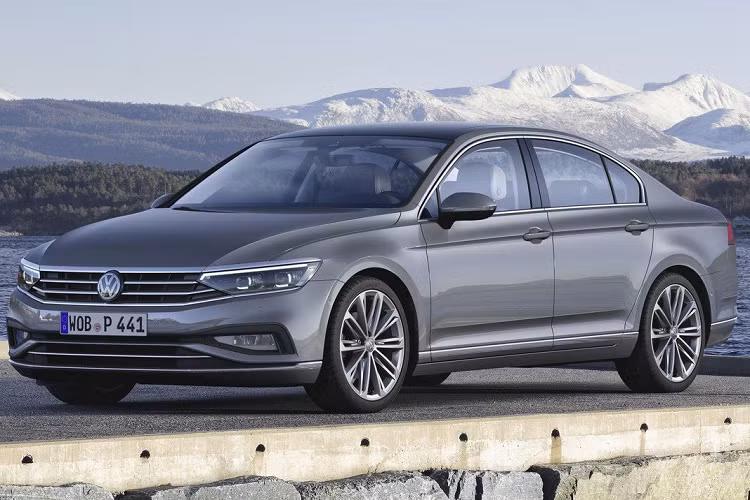 Trước hết, ngoại hình Volkswagen Passat 2020 mới được cách tân thêm phần thời thượng ở những chi tiết như cản trước hầm hố hơn, lưới tản nhiệt giảm bớt 1 nan ngang đồng thời gia tăng khoảng cách giữa các nan, trong khi cụm đèn chiếu sáng chính nay có thể trang bị hệ thống đèn LED ma trận tùy chọn có tên gọi IQ.Light hứa hẹn hiệu quả hơn trước.