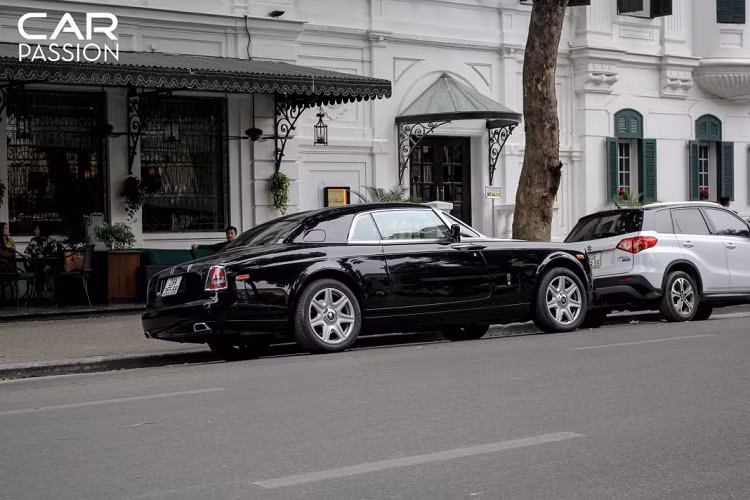 “Bộ sưu tập” Phantom tại Việt Nam có sự góp mặt của khá nhiều những phiên bản đặc biệt. Trong đó phải kể đến những chiếc Phantom VII độc nhất vô nhị dành cho thị trường Việt Nam như bộ sưu tập Phantom Đông Sơn với mẫu xe “Lửa thiêng”, hay chiếc “Hòa bình vinh quang”, “Mặt trời Phương Đông”