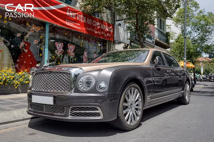 Mulsanne được cho ra đời nhằm thay thế đàn anh Arnage vốn đã “cũ” ở ngôn ngữ thiết kế. Với chiều dài cơ sở lên tới 5,825mm (dài hơn phiên bản SWB của Phantom) cùng phần đầu xe được thiết kế theo phong cách hiện đại kết hợp cổ điển, các công nghệ tân tiến và những trang bị sang trọng, Mulsanne trở thành một chiếc xe được giới nhà giàu ưa chuộng