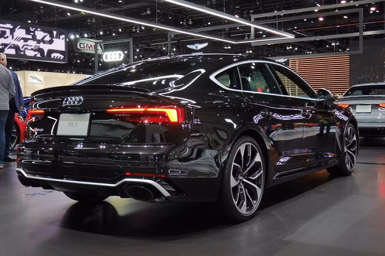 Với kiểu dáng coupe và sportback, RS 5 Panther Edition sở hữu màu sơn đen Panther Black mang hiệu ứng pha lê độc quyền của Audi. La-zăng hợp kim hai tông màu 20 inch lấy từ RS 4 Avant bản châu Âu.