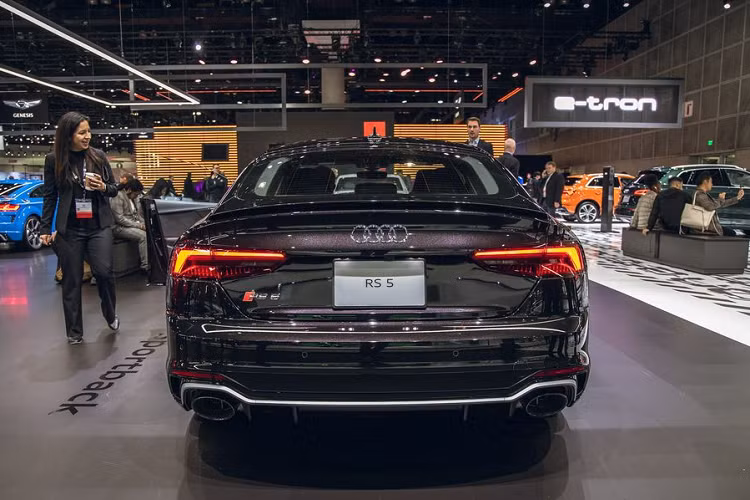Xe được sản xuất với số lượng giới hạn 100 chiếc, trong đó có 75 chiếc sportback, 25 chiếc coupe và sẽ có mặt tại đại lý Mỹ vào tháng tới. Giá xe Audi RS 5 Panther Edition khởi điểm tưd 88.000 USD, chưa gồm phí giao xe 995 USD.