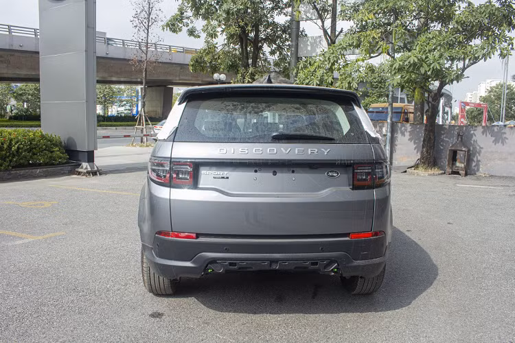 Là mẫu SUV 7 chỗ, xe sẽ không mang đến cho hành khách khoang chứa đồ lý tưởng khi dựng cả 3 hàng ghế. Lúc đó, khoang chứa đồ xe thực sự chật chội và chỉ đủ để những túi xách còn vali là điều không thể trên Land Rover Discovery Sport mới cập bến nước ta. Phần cốp này vẫn có chức năng chỉnh điện nhưng chưa được tích hợp đá cốp. Giá xe Land Rover Discovery Sport 2020 chính hãng bán ra là 2,8 tỷ đồng.