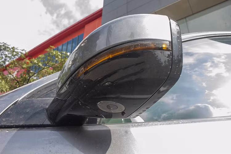Cải tiến mới tiếp theo trên xe Land Rover Discovery Sport S 2020 đến từ cụm đèn hậu LED dữ dằn hơn nhờ tạo hình mới. Xe vẫn được trang bị loạt 4 cảm biến lùi và camera lùi.