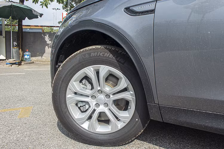 Bước sang phần thân xe, bộ mâm hợp kim nhôm là điểm thay đổi trên xe với 5 chấu kép 18 inch. Gương chiếu hậu trên Land Rover Discovery Sport 2020 bản S có tích hợp đèn xi-nhan LED, tính năng chỉnh/gập điện, sấy gương và kết hợp cam lề cũng như chức năng cảnh báo điểm mù.