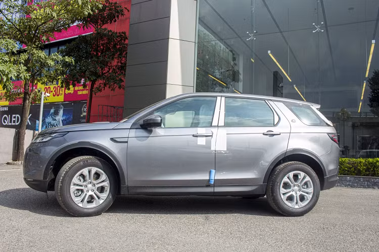 Ở thế hệ mới, Land Rover Discovery Sport 2020 có đèn sương mù mới hoàn toàn, tách biệt với hốc gió phía trước và nằm ngang. Phần cản trước của xe cũng thay đổi và kết hợp phần lưới tản nhiệt cùng 3 cảm biến phía trước.