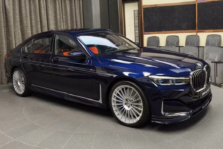 “Sang trọng” &amp; “Thanh lịch” là 2 từ ngữ mà đại lý BMW Abu Dhabi đã dành để miêu tả mẫu siêu sedan BMW Alpina B7 2020 nhất vừa cập bến của họ. Chiếc B7 xuất hiện với những đường sơn trắng cổ điển, chạy dọc thân xe cùng dòng chữ ‘Alpina’, kết hợp cùng bộ mâm hợp kim tạo nên một tổng thể hoàn hảo cho chiếc sedan truyền thống.