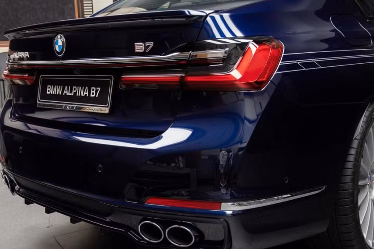Về màu sắc, chiếc BMW Alpina B7 2020 mới trong bài viết này sở hữu lớp sơn ngoại thất màu Xanh Tanzanite Blue Metallic và nội thất thất da phối 2 màu Cam Mandarin và Xanh Night Lavalina.