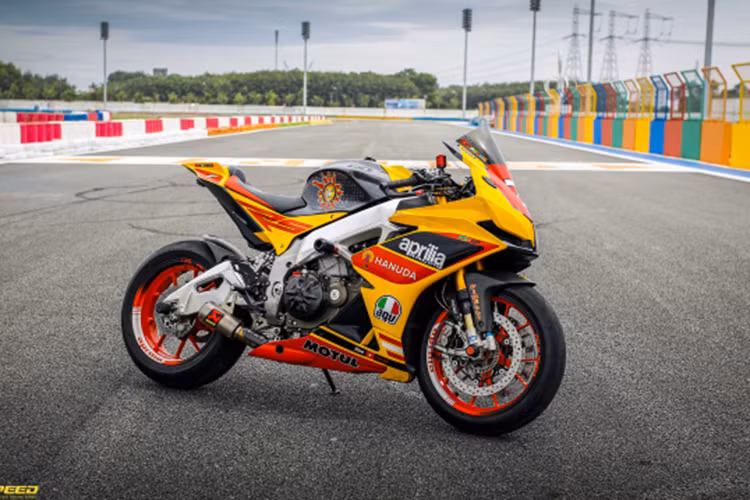 Ở phần để chân là sự kết hợp giữa Bộ Số Gãy CNC Racing màu đen khá cứng cáp và cho độ chuyển động nhẹ nhàng, chính xác. Mức giá xe Aprilia RSV4 tại thị trường châu Âu khoảng 22.000 USD, tuy nhiên về Việt Nam nó sở hữu mức giá tới hơn 1 tỷ đồng - đặc biệt với những chi tiết đô khủng khá tón kém trên chiếc xe này.