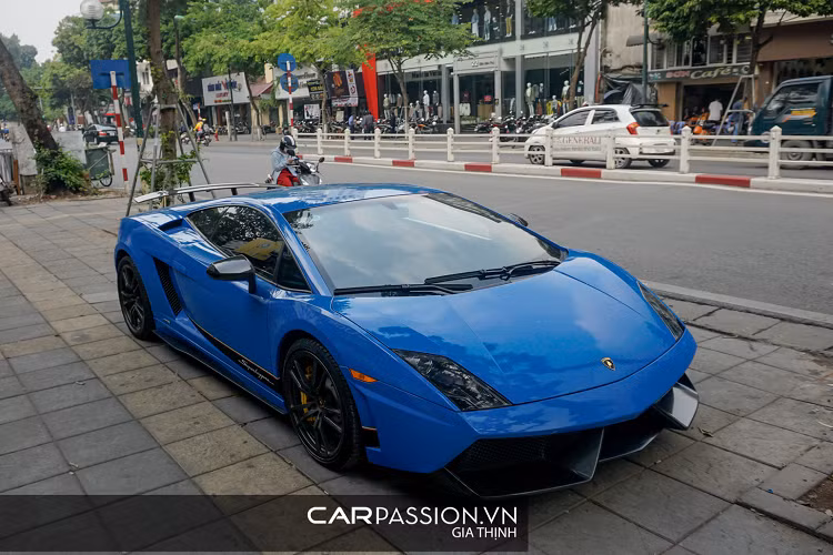 Với gam màu ngoại thất mới, chiếc Gallardo Superleggera như được sống trở lại vào những năm hoàng kim nhất ở thời điểm mới được ra mắt. Phiên bản mạnh mẽ Superleggera được Lamborghini nâng cấp diện mạo với các chi tiết mới như cản trước được thiết kế lại với hai hốc gió lớn hơn nhằm giảm thiểu sức cản gió nhưng vẫn đảm bảo tính thẩm mỹ cho “siêu bò”, líp gió hông, cánh gió thể thao cỡ lớn và cuối cùng là bộ khuếch tán gió lớn phía sau xe.