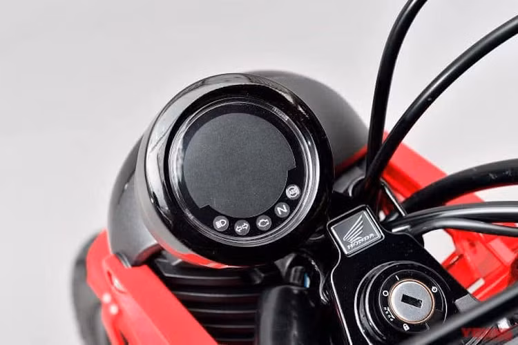Tuy nhiên ở phía sau, Honda đã lắp sẵn một baga chở hàng trùng màu với thân xe.
