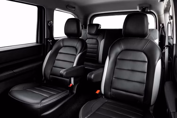 Về diện mạo, tổng thể của mẫu xe MPV Hong Guang Plus khá góc cạnh, hiện đại, với lưới tản nhiệt lớn phía trước, kiểu mái nổi, đèn hậu dọc và đuôi xe gọn gàng.