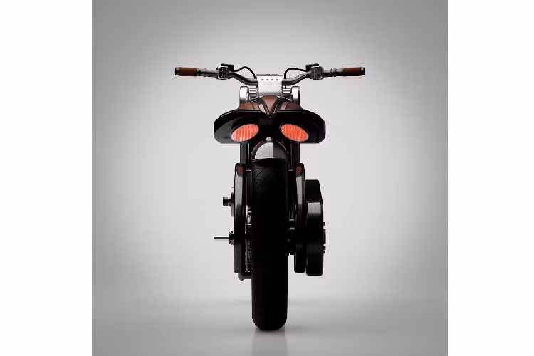 Giống như các siêu phẩm khác của hãng, Hades được thét giá siêu môtô điện Curtiss lên tới 75.000 USD (tương đương 1,73 tỷ đồng). Curtiss dự định sản xuất chiếc xe vào năm 2020.