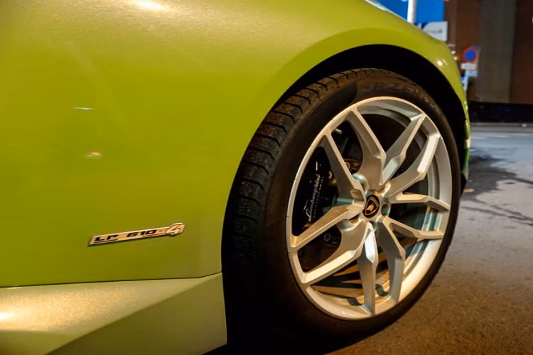 Logo LP610 nằm bên hông xe chứng minh đây là chiếc Huracan thuộc phiên bản LP610 và sở hữu hơn 600 mã lực. LP là viết tắt của Longitudinale Posteriore, trong tiếng Ý có nghĩa là động cơ đặt dọc ở phía sau, 610 tương đương với số mã lực mà xe sản sinh và con số 4 ám chỉ xe sử dụng hệ thống dẫn động 4 bánh.