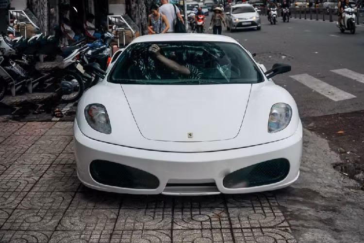 Tuy nhiên, màu áo này thực chất được sơn lại khi được bán về bộ sưu tập siêu xe Đặng Lê Nguyên Vũ. Nhằm tạo nét tương phản cho ngoại thất, bộ mâm năm chấu của xe được sơn màu đen mờ. Sắc đen mờ này còn được sử dụng ở cặp gương của xe.
