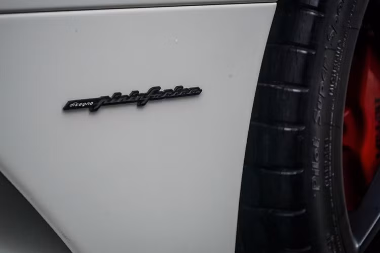Ferrari F430 sử dụng động cơ V8, dung tích 4,3 lít, sản sinh công suất tối đa hơn 483 mã lực và mô men xoắn cực đại đạt mức 465 Nm tại vòng tua 5.200 vòng / phút.