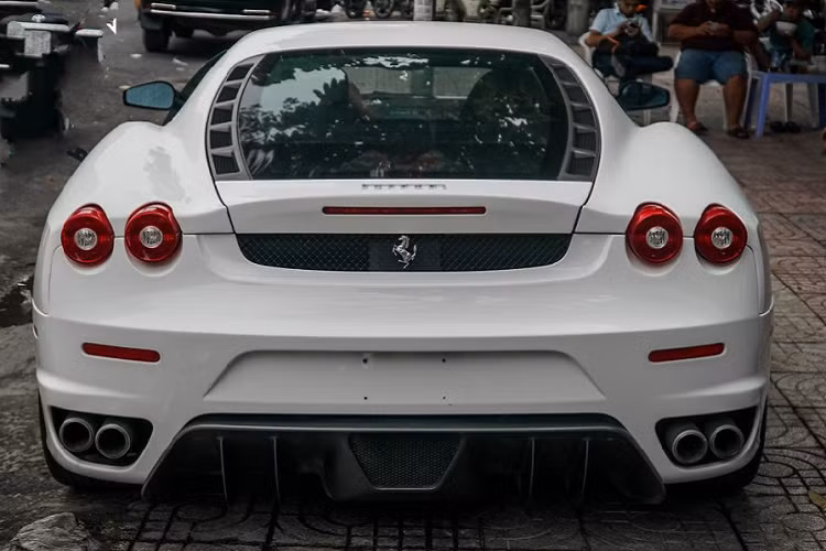 Ra mắt lần đầu vào năm 2004, Ferrari F430 được hãng siêu xe Ý ra mắt nhằm thay thế đàn anh Ferrar F360. Ở bản nâng cấp này, xe vẫn được thiết kế bởi Pininfarina với những đường nét mềm mại, uyển chuyển nhưng không kém phần mạnh mẽ.