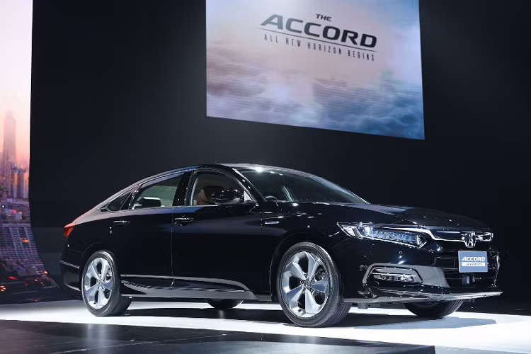 Khả năng cao Accord mới tại Việt Nam sẽ không bán ra phiên bản 2.0L Hybrid mà chỉ phân phối phiên bản máy 1.5L tăng áp, động cơ này cho công suất tối đa 187 mã lực tại 5.500v/p và mô-men xoắn cực đại 243Nm tại dải vòng tua máy từ 1.500 đến 5.500 vòng/ phút.