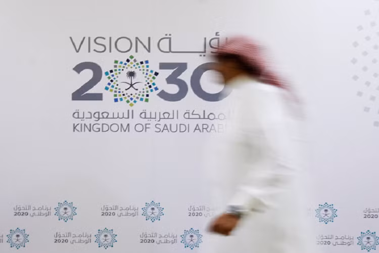 Neom được ghép bởi từ Hy Lạp "neos" nghĩa là "mới" và "mustaqbal"-'tương lai" trong tiếng Arab. Các quan chức Saudi cho rằng đây là dự án "tham vọng bậc nhất thế giới". Tháng 10/2018, Thái tử Mohammed bin Salman cho biết Neom sẽ hoàn tất vào tháng 10/2025. 