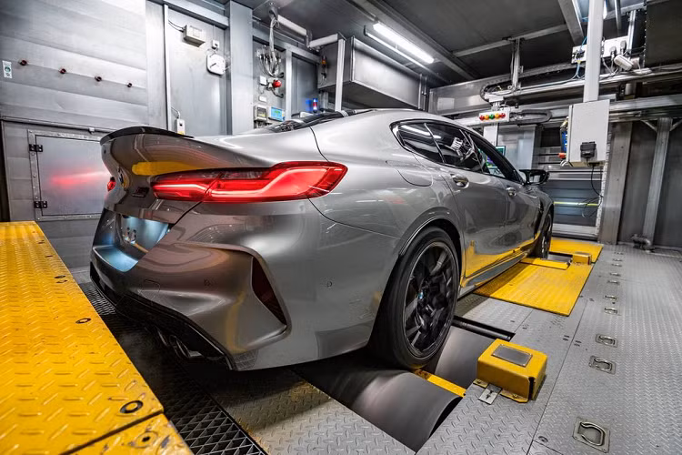 Hãng xe sang BMW cũng thông báo về kế hoạch tung ra phiên bản giới hạn 400 chiếc vào tháng 4 năm 2020. Về nhân vật chính, phiên bản đầu tiên của M8 Gran Coupe sẽ mang trên mình lớp sơn đặc biệt màu kim loại với tên gọi ‘BMW Individual Aurora Diamond Green’, cụm đèn đặc trưng BMW Laser cùng các điểm nhấn vàng rực &amp; màu đồng và cuối cùng là một thiết kế mâm nhiều nan hình chữ Y – tương đồng một số nét với mẫu Concept M8 Gran Coupe 2018.