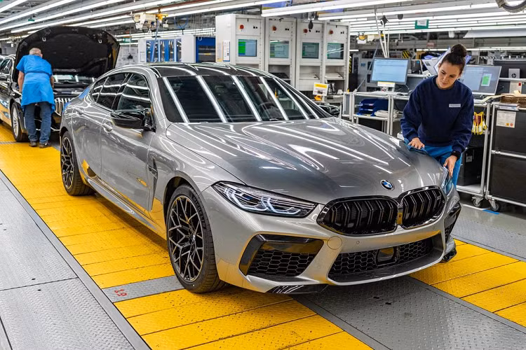 Nhà máy Dingolfing có năng suất lên tới 60 chiếc BMW M8 2020 mới một ngày trong đó dòng M8 4-cửa chiếm tới hơn 40% và cũng được kỳ vọng là “gà đẻ trứng vàng” của hãng. Theo dự kiến sau màn ra mắt tại LA Auto Show 2019, hai mẫu xe thể thao BMW M8 Gran Coupe và M8 Competition Gran Coupe sẽ cập bến các đại lý toàn cầu từ tháng 1/2020.