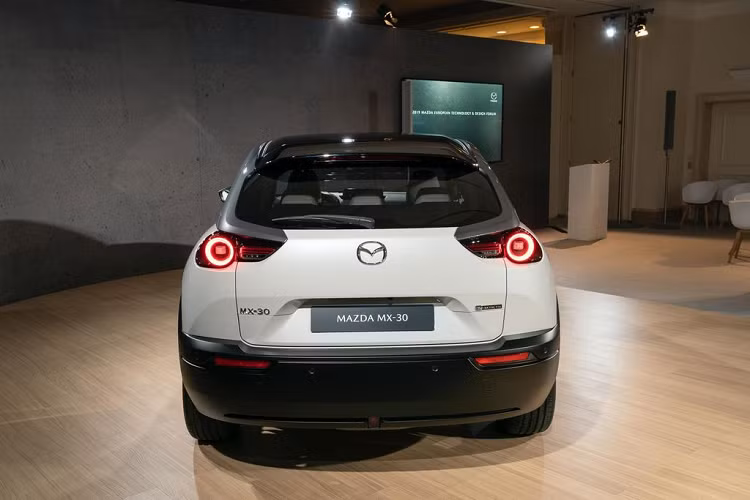 Đợt mở bán sớm của Mazda MX-30 dự kiến bắt đầu vào Tháng 3/2020 ở một vài thị trường châu Âu với kế hoạch vận chuyển khoảng nửa cuối 2020 và tại thị trường UK là 2021.