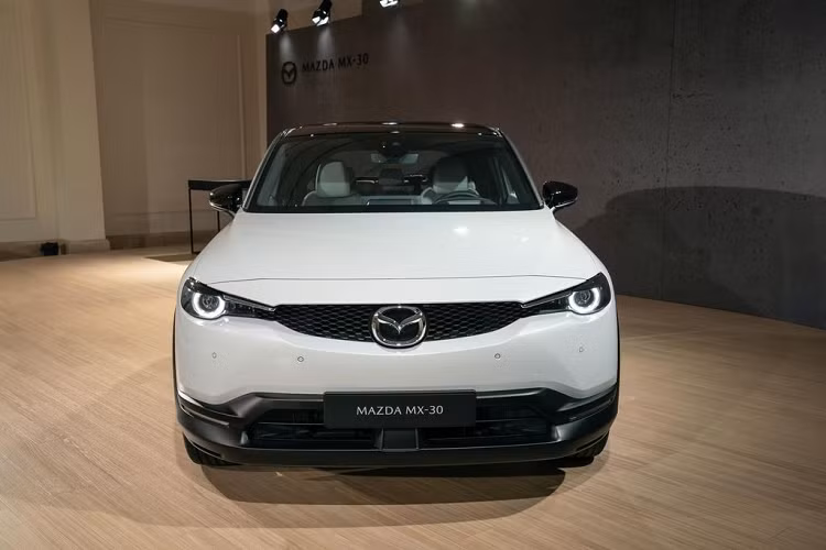Mức giá bán Mazda MX-30 2020 chạy điện dự kiến sẽ từ khoảng 33,990 Euro tại Đức (tương đương 866 triệu đồng).