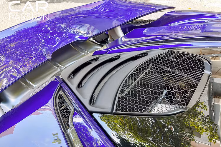 Chiếc Mclaren 720S màu tím này sẽ về nhà với những siêu phẩm của phố biển Vũng Tàu như Aston Martin DB11, Ferrari F12berlinetta độ gói độ đến từ Duke Dynamics và Lamborghini Aventador độ gói độ Liberty Walk phiên bản giới hạn.