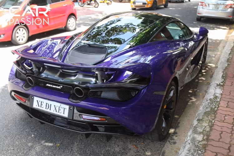 Bên cạnh màu này, Mclaren 720S còn có mặt tại Việt Nam với ba màu sơn khác là trắn (Glacier White), đỏ (Memphis Red) và cam (Mclaren Orange). Giá bán của Mclaren 720S tại Việt Nam ở thời điểm này ở mức trên 22 tỷ đồng tùy vào phiên bản cấu hình xe.