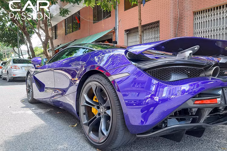 Khoang cabin của chiếc Mclaren 720S này được hoàn thiện khá đơn giản. Nội thất được bọc da màu đen kết hợp cùng nhiều chi tiết và chỉ khâu tương phản ở hầu hết các chi tiết.