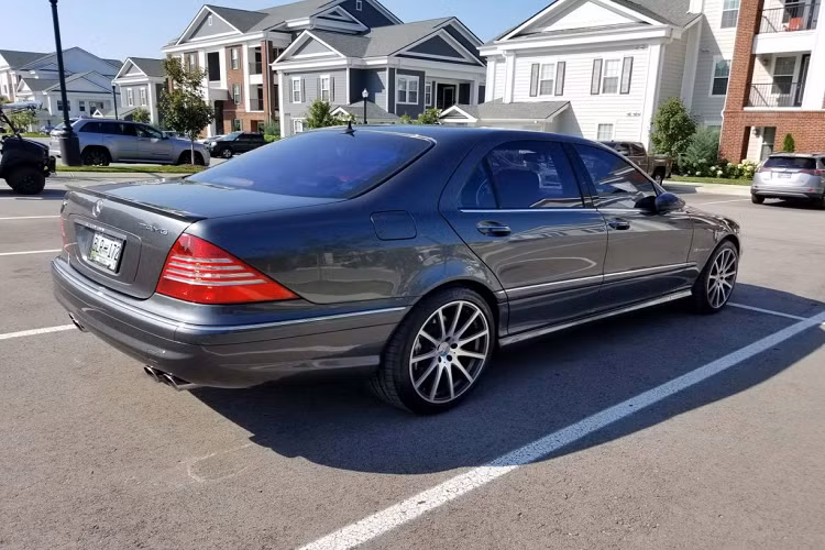 Với ODO chỉ dừng lại ở mức 6.800 dặm (10.934km) có thể xem chiếc Mercedes-AMG S55 đời 2003 này là một trong những chiếc S55 W220 mới nhất trên thế giới hiện nay.