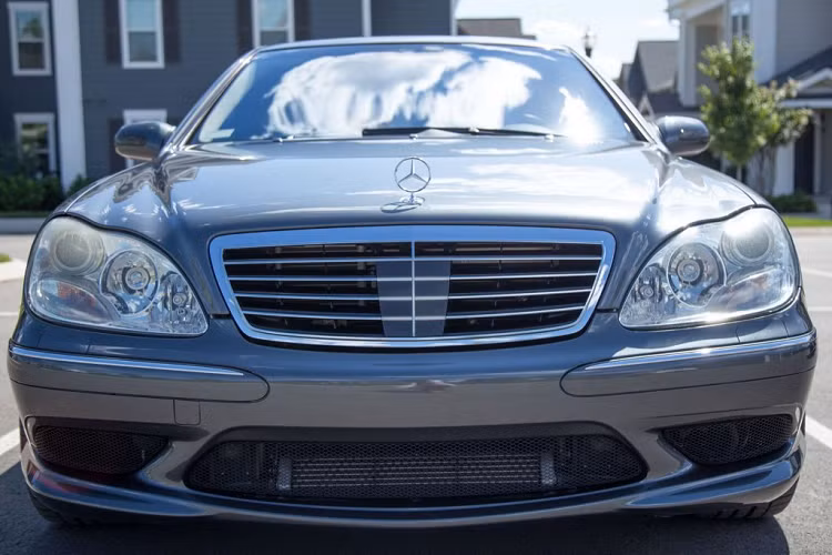 Nếu yêu thích dòng xe sang Mercedes-Benz S-Class (W220; 1999 - 2005) tại Việt Nam, người dùng có thể dễ dàng sở hữu với những phiên bản thông thường (350, 430, 500,...) đang được bán rộng rãi trên thị trường xe cũ tại Việt Nam.