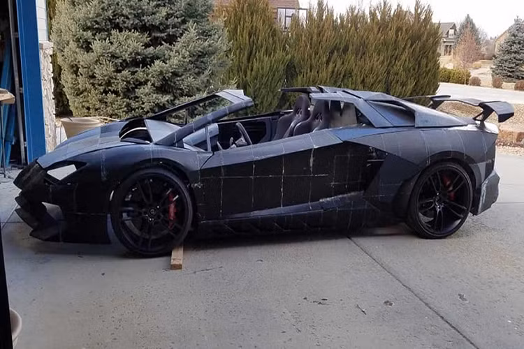  Siêu xe Lamborghini Aventador của tiến sĩ vật lý người Mỹ Sterling Backus cùng cậu con trai sử dụng động cơ V8 lấy từ chiếc Corvette.