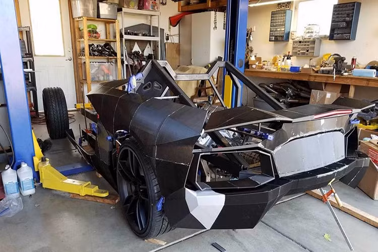 Dự án siêu xe Lamborghini của tiến sĩ Sterling Backus được khởi động cách đây một năm rưỡi. Hai bố con ông đã đầu tư 20.000 USD với quyết tâm biến “AXAS Interceptor” (tên siêu xe tự đặt) thành hiện thực.