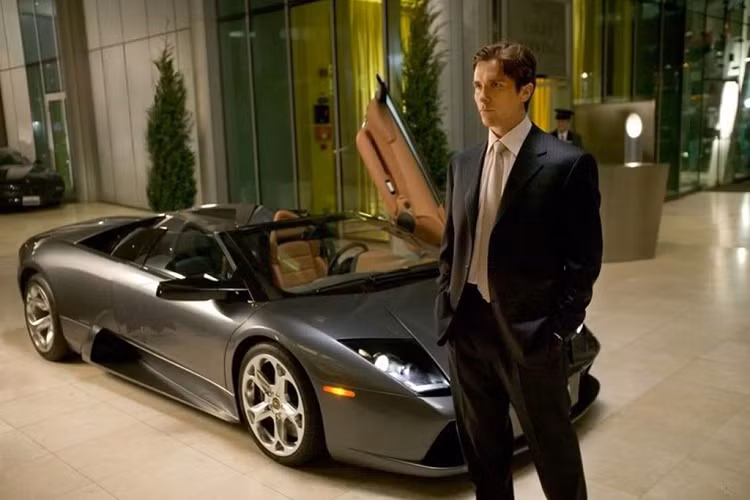 Lamborghini Murcielago - Batman: Trong phim "Batman Begins" (2005), nhân vật Bruce Wayne đã lái một chiếc Lamborghini Murcielago. Ở thời điểm đó, giới siêu xe chưa sôi động như hiện nay và Murcielago là một siêu xe xứng tầm với triệu phú Bruce Wayne. 