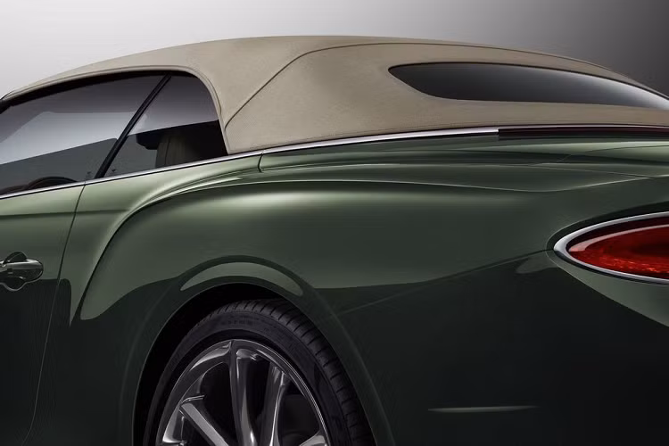 Nhà thiết kế Cathy Bass, người chịu trách nhiệm về phối màu của thương hiệu xe sang Bentley chia sẻ: "Chúng tôi đã cố gắng để tạo ra một giá trị mới cho khách hàng. Việc ứng dụng loại vải Tweed (Tuýt) trên bộ mui của dòng xe GTC đã mang tới một diện mạo và xu hướng mới cho các mẫu xe siêu sang, đắt tiền. Bên cạnh đó, vải Tweed (Tuýt) mà Bentley sử dụng được sản xuất một cách hoàn toàn đặc biệt.