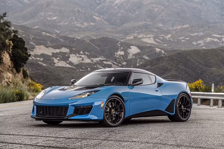 Hiện tại, Mẫu xe Lotus Evora GT mới được coi là chiếc Lotus nhanh nhất, mạnh mẽ nhất. Để có thể làm được điều này, đầu tiên Lotus đã thay đổi các đặc tính khí động học của Evora GT. Chiếc xe đã có cản trước với các cánh gió mới, vây gió trên dè trước, hốc hút khí trên các dè sau và cánh khuếch tán dưới cản hậu.
