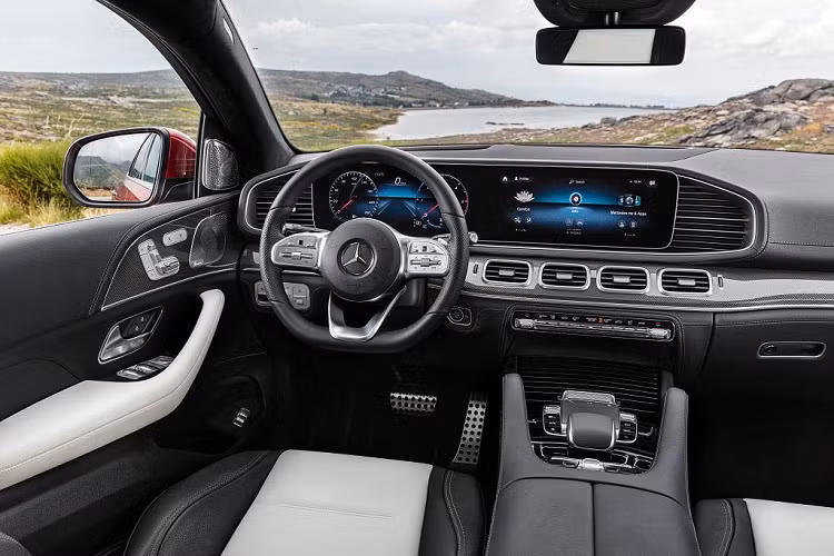 Mercedes-Benz GLE Coupe 2020 được trang bị hệ thống thông tin giải trí MBUX mới bao gồm trợ lý ảo đang được dùng trên dòng A-Class thế hệ mới. Vô-lăng tích hợp bàn cảm ứng chạm touchpad. Hệ thống MBUX trên GLE được hoàn thiện hơn nhờ được trang bị 2 màn hình cỡ lớn 12.3 inch cho phép theo dõi thông tin, điều khiển hệ thống giải trí một cách thuận tiện và chính xác nhất. Ghế ngồi được bọc da nhân tạo ARTICO, vô lăng bọc da Nappa cao cấp.