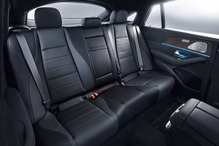 Về hệ động lực, Mercedes-Benz giới thiệu hai biến thể là GLE 350d Coupe 4Matic và GLE 400d Coupe 4Matic, cả hai mẫu xe này đều sử dụng động cơ dầu 6 xi-lanh thẳng hàng (I6) 3.0L cho công suất lần lượt là 272 mã lực/600Nm và 330 mã lực/700Nm. Cả hai biến thể đều được trang bị hộp số tự động 9 cấp (9G-Tronic) đi kèm với hệ dẫn động bốn bánh toàn phần 4Matic.