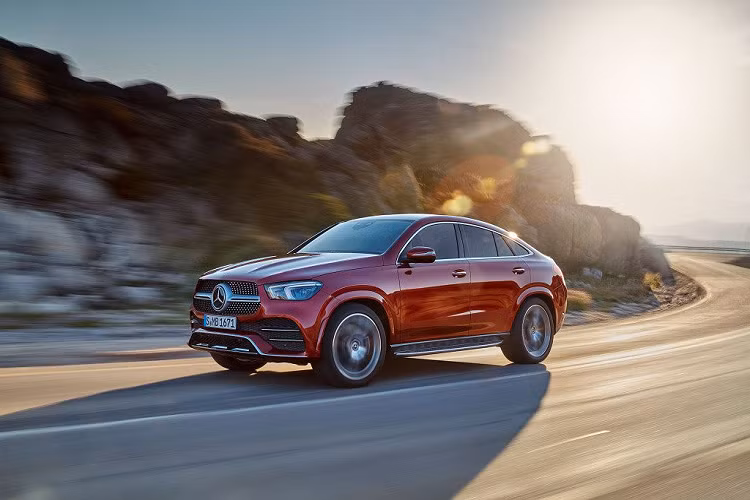 Hiện tại, danh mục sản phẩm SUV/Crossover của Mercedes-Benz gồm tổng cộng 8 thành viên: GLA, GLC, GLC Coupe, GLB, GLE, GLE Coupe, GLS, G-Glass. Chiếm khoảng 1/3 doanh số, những chiếc SUV hiện là một trong những “trụ cột” chính của thương hiệu xe có trụ sở tại Sttugart (Đức). Theo thống kê, hơn 6 triệu khách hàng trên toàn thế giới hiện đang sử dụng các mẫu xe SUV của Mercedes-Benz.
