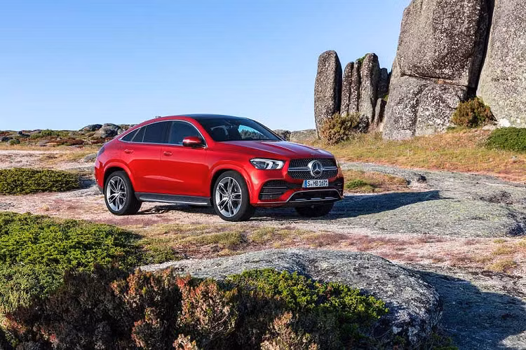 GLE Coupe sở hữu chiều dài 4.939mm và rộng 2.010, nghĩa là dài hơn 39mm và rộng hơn 7mm so với bản GLE tiền nhiệm. Bên cạnh đó, chiều dài cơ sở cũng được tăng thêm 20mm so với thế hệ cũ, nhưng vẫn ngắn hơn 60mm nếu so với chiếc GLE tiêu chuẩn. Ở phần đầu, lưới tản nhiệt kim cương được làm lớn hơn thế hệ trước, hệ thống chiếu sáng Multibeam LED với tính năng chiếu xa Ultra Range, dải đèn định vị LED tạo hình chữ “L” đẹp mắt. Với gói trang bị AMG Line, khách hàng sẽ sở hữu lưới tản nhiệt nan dọc Panamericara, bộ mâm AMG sơn đen,…
