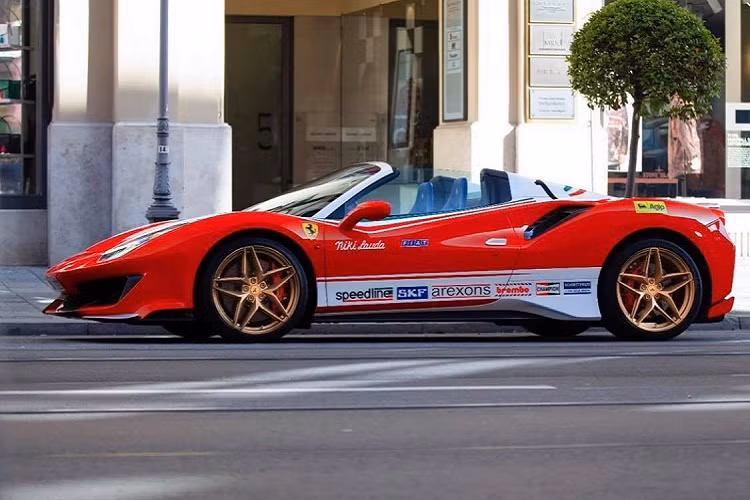 Tùy theo sở thích cũng như yêu cầu của họ, hãng siêu xe Ferrari sẽ đem lại thứ họ mong muốn. Trong các mẫu Tailor Made đầy ấn tượng gần đây, ta phải kể đến chiếc Ferrari 488 Pista Spider được trang bị “màu áo” lấy cảm hứng từ mẫu xe đua Ferrari F1 312T2 đời 1976 được cầm lái bởi tay đua huyền thoại Nikki Lauda.