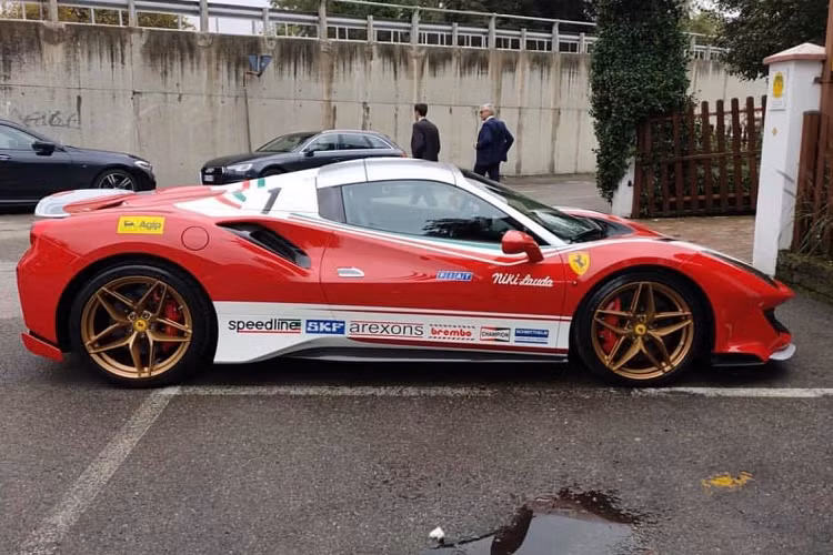 Thông qua chương trình chương trình Tailor Made đến từ thương hiệu Ferrari, đã có rất nhiều mẫu xe đẹp được đưa tới tay khách hàng. Tailor Made thực sự phát huy khả năng của mình thông qua các mẫu xe thuộc dòng 488 Pista. Đa phần những chiếc Ferrari 488 Pista đều sở hữu những màu sắc độc đáo, những chi tiết mang đậm dấu ấn cá nhân của chủ sở hữu.