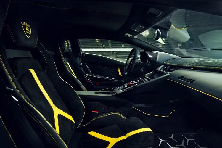 Cuối cùng, Novitec "hóa trang" cho Aventador một khoang nội thất “ngông cuồng” mang tên Raging Bull với những tùy chọn riêng biệt, được cá nhân hóa riêng cho từng khách hàng, tạo nên một cảm giác có một không hai cho chiếc siêu xe.