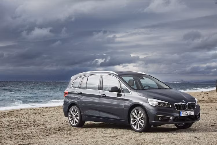 Mẫu xe gầm cao duy nhất xuất hiện trong đợt giảm giá này của BMW tại Việt Nam là mẫu X1 sDrive 18i xLine với mức giá 223 triệu đồng, đưa giá bán của xe từ 1,859 tỷ đồng xuống còn 1,636 tỷ đồng. Đón nhận mức điều chỉnh giá thấp nhất đợt này là 2 mẫu xe 118i và 218i Gran Tourer với mức giảm tương ứng 240 và 180 triệu đồng. Cụ thể, dòng 118i được điều chỉnh giá bán niêm yết từ 1,439 tỷ VNĐ xuống còn 1,199 tỷ đồng. Đối với dòng 218i Gran Tourer là từ 1,669 tỷ đồng xuống 1,348 tỷ đồng.