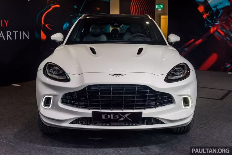 “Với DBX, chúng tôi hướng tới một phân khúc đỉnh cao nhất của dòng SUV hạng sang. Trong lịch sử, chiếc Cayenne đã từng trở thành một tiêu chuẩn và dấu mốc quan trọng trong quá trình phát triển xe hơi. Tuy không cạnh tranh trực tiếp nhưng Porsche luôn là một cái tên đáng tin cậy khi mang tới những chiếc xe chất lượng cả về cảm giác lái, vào cua cũng như độ hoàn thiện và chế tạo tinh xảo nhất,” Palmer phát biểu với Automotive News Europe. 