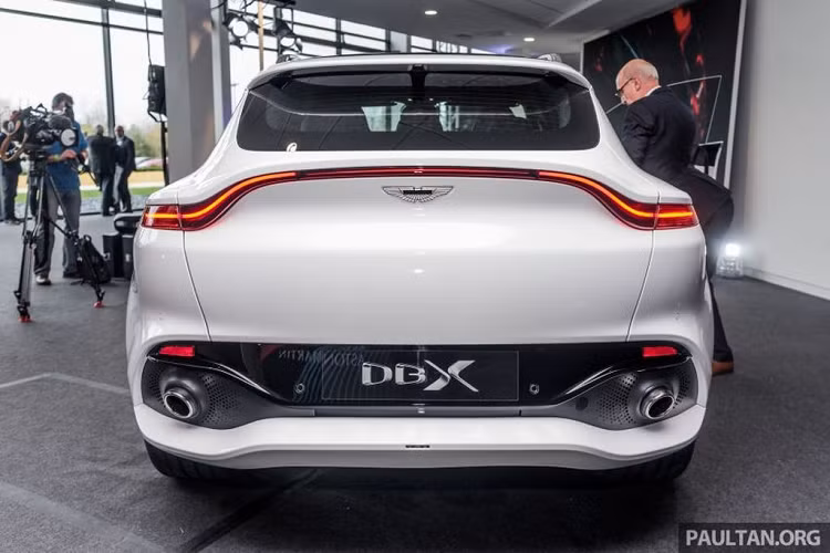 Là model đầu tiên lột xác 100% so với những người anh em thể thao hay GT, Palmer tự tin về một chiến thắng vang dội cho siêu SUV Aston Martin DBX 2020 trong phân khúc mới, tạo tiền đề cho hai mẫu xe thể thao sử dụng động cơ đặt giữa – Valhalla và chiếc xe điện “siêu sang” Lagonda sẽ ra mắt trong tương lai gần. 